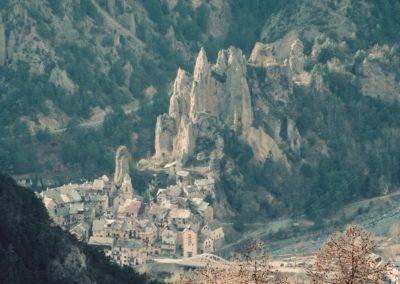 Vue depuis la montagne qui domine le village de Péone ou les bravadiers font la bravade 2022
