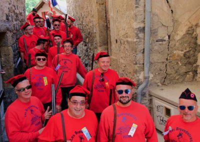 Dans les rues de Péone le défilé des Bravadiers est aussi stimulant que le soleil des Alpes.
