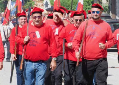 Lei bravaidaire de Péone ouvrent la route à la procession vers l'oratoire pour la Saint Vincent