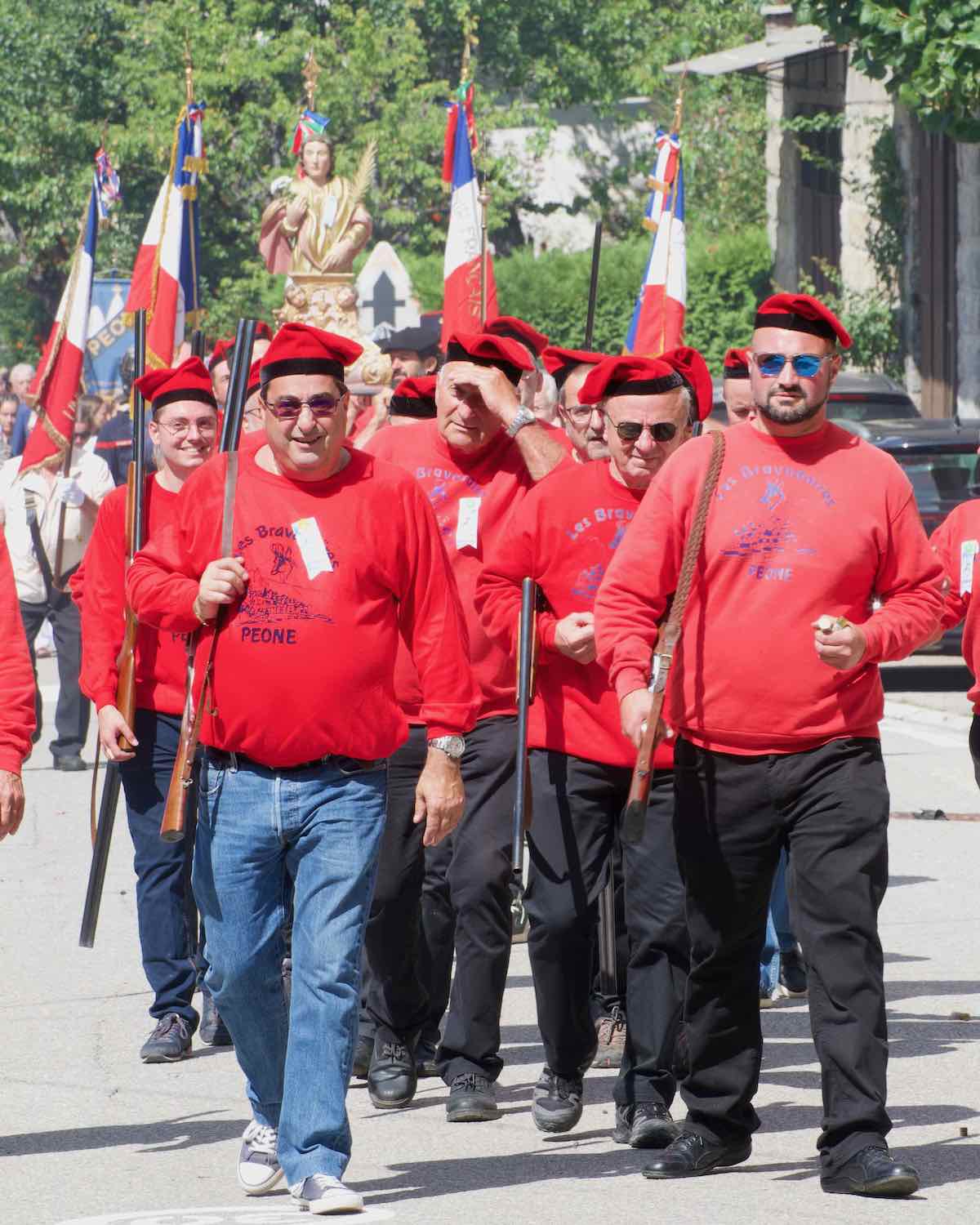 _DSC9799 - copie ordi Lei bravaidaire de Péone ouvrent la route à la procession vers l'oratoire pour la Saint Vincent