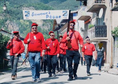 Le défilé des bravadiers de Péone lors de la procession à l'oratoire pour la fête patronale 2022