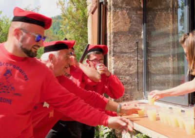 La bravade, le clou de la tradition donne le rythme au coeur de la fête à Péone
