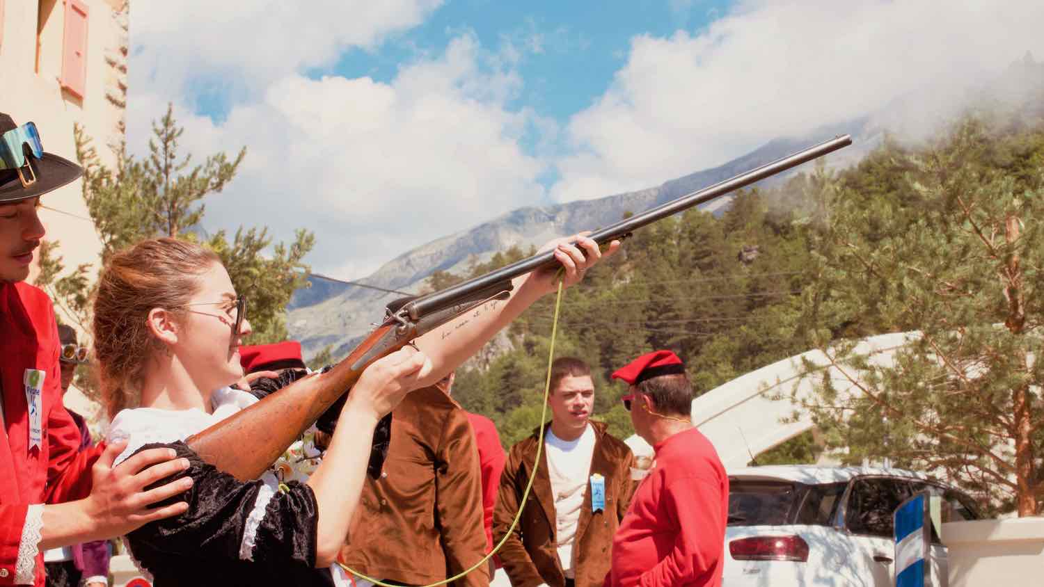 _DSC9952 - copie La relève s'entraine pour les années à venir et fait de charmantes rencontres de filles du pays de Péone